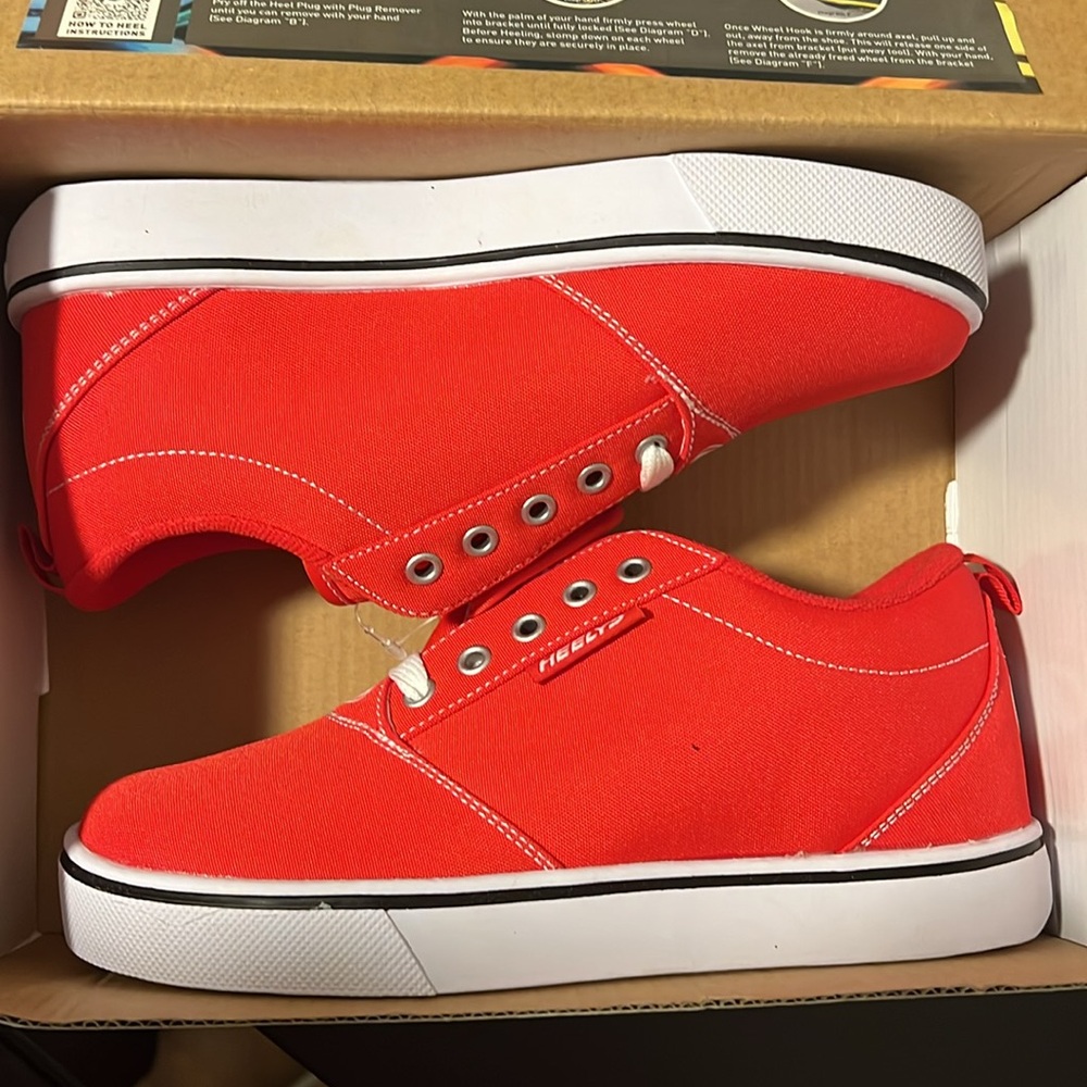 Heelys NEW in box with tags youth size 4 EU 35